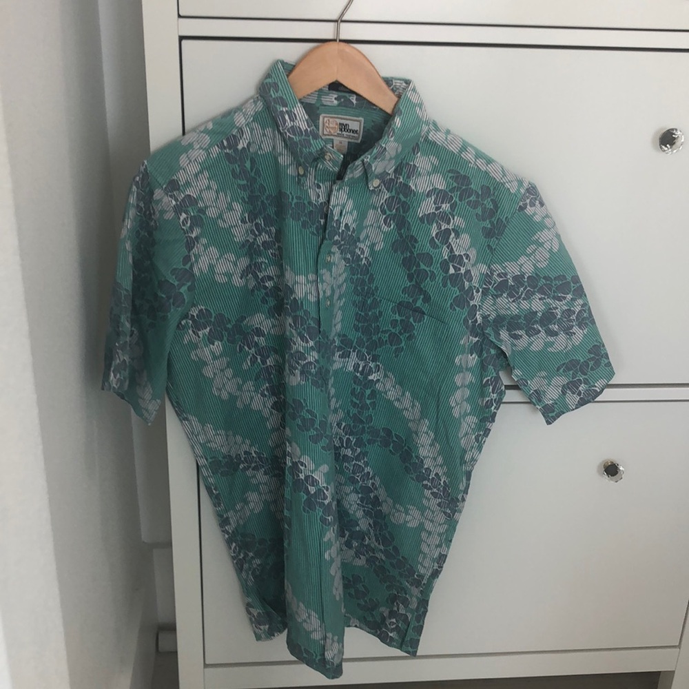 Reyn Spooner classic pullover shirt, design style “Sunshower Lei”
